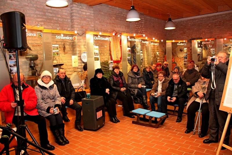 ZAVŘELI KOLEDNÍČEK Lidé, kteří si chtěli nechat pohladit svou duši koledami a vánočními melodiemi, ale také ochutnat dvacet druhů chleba, zamířili v neděli odpoledne do Muzea Podhradí Buchlovice