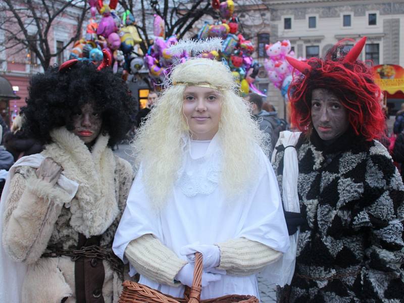 Masarykovo náměstí v Uherském Hradišti od pátku 5. prosince zdobí devítimetrový smrk, nesoucí jméno Marek. 