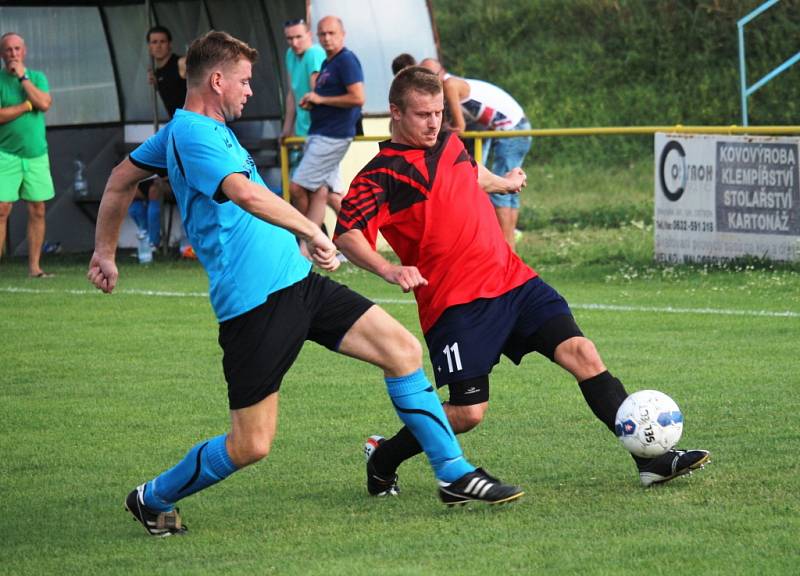 Okresní přebor – 2. kolo: Uherský Ostroh – Sušice (v modrén) 2:1.