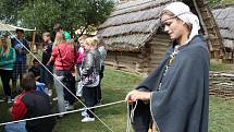 Školáci se zájmem sledovali vyprávění o výrobě oděvů starých Slovanů.