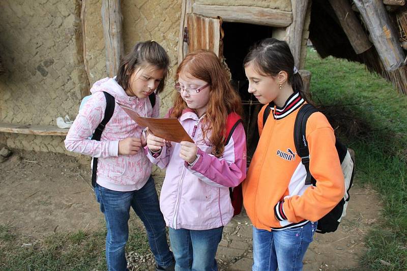 Děvčata se chtěla co nejvíce dozvědět o stavbách ve skanzenu. 