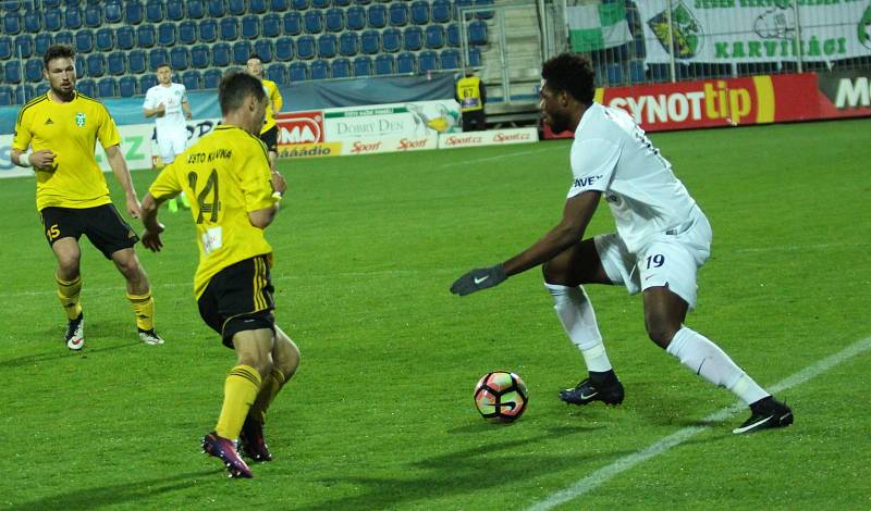 1. FC Slovácko - MFK Karviná (ve žlutém)