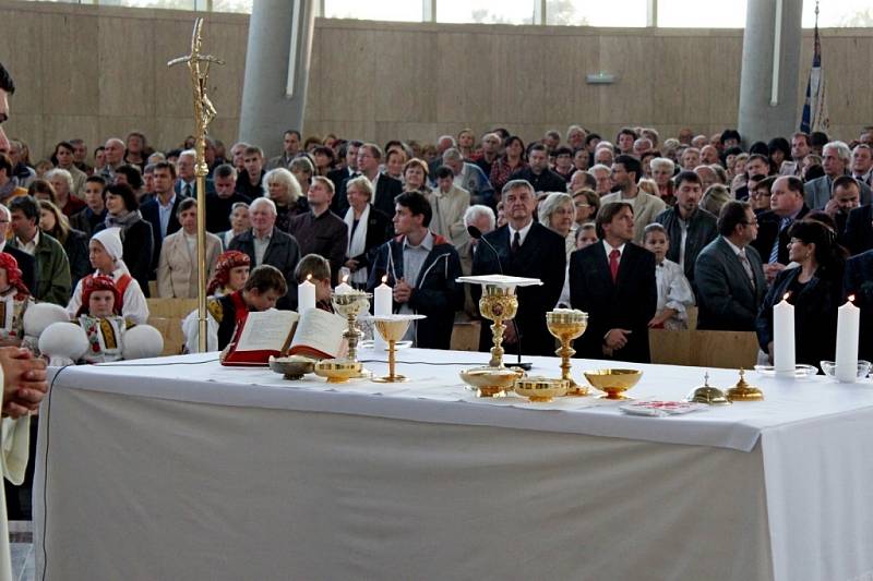 Žehnání kostela sv. Ducha ve Starém Městě se zúčastnily stovky lidí.