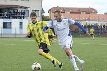 Fotbalisté Zborovic (bílé dresy) vstoupí do jara duelem s Mladcovou. 