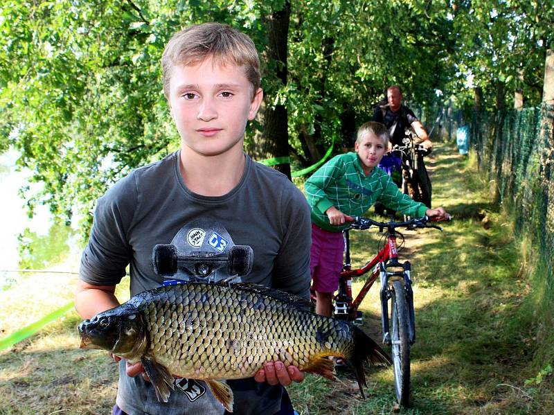 Noční rybářské závody v Nedakonicích.