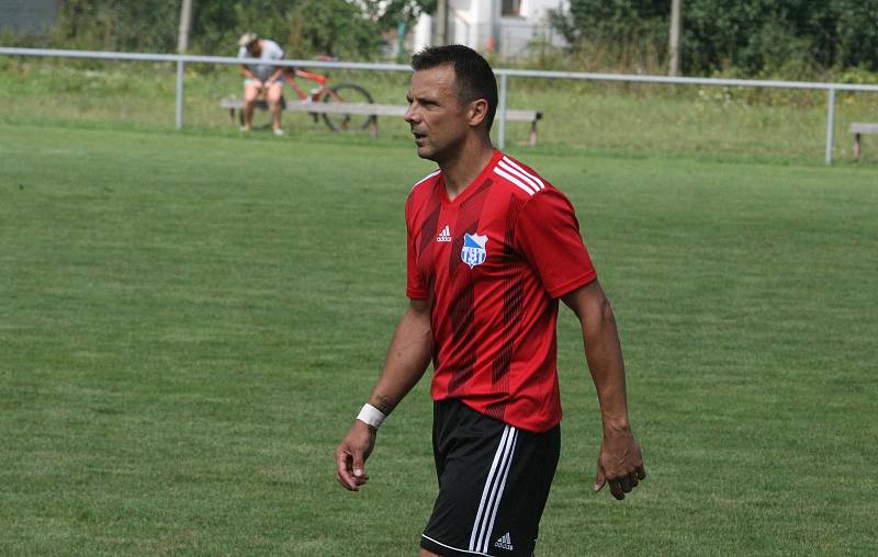 Fotbalisté Prakšic (modré dresy) vstoupili do nové sezony domácí výhrou nad Babicemi 1:0.