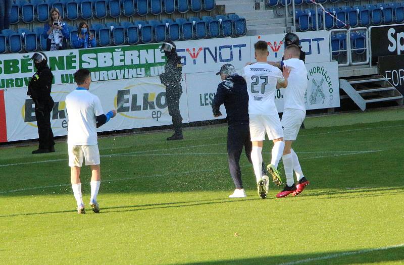 Fotbalisté Slovácka zakončili famózní sezonu výhrou nad Zlínem, triumf v derby si vychutnali i s fanoušky.