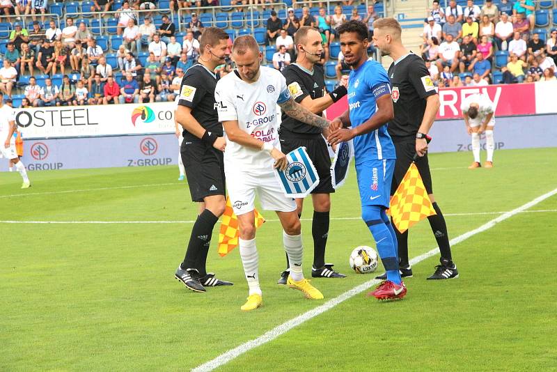 Fotbalisté Slovácka (bílé dresy) v 5. kole FORTUNA:LIGY vyzvali Slovan Liberec.