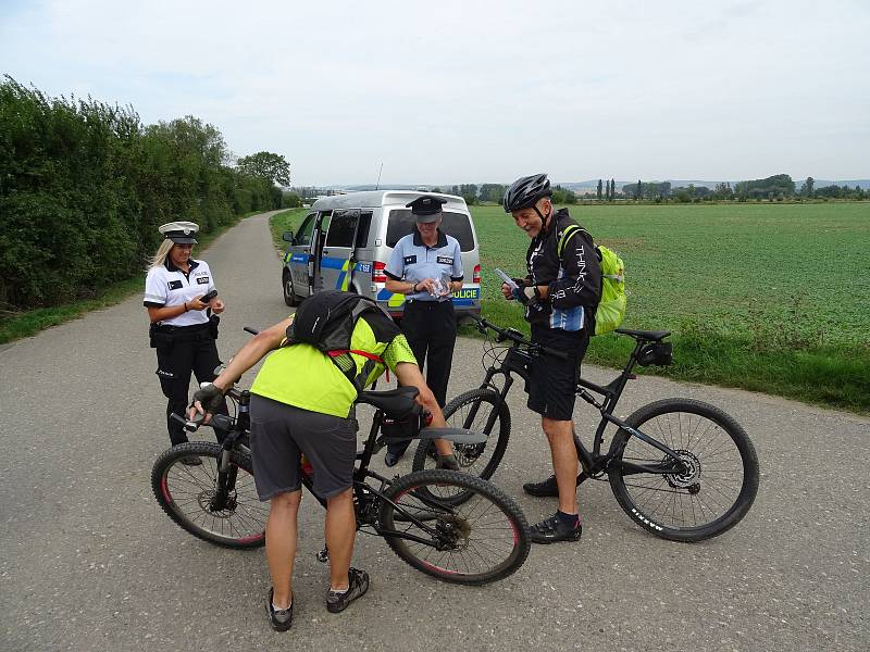 U cyklistů policisté zjišťovali, zda před jízdou nepili alkohol a mají povinnou výbavu jízdních kol.