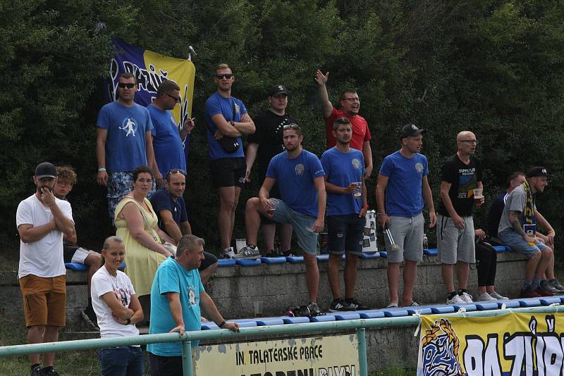 Fotbalisté Starého Města (žluté dresy) vyhráli derby ve Zlechově 3:1.