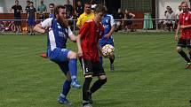 Fotbalisté Babic (červené dresy) ve 25. kole okresního přeboru Uherskohradišťska zdolali předposlední Březolupy 2:0.