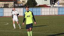 Fotbalisté Hluku (fosforové dresy) v dohrávce 10. kola krajské I. A třídy skupiny B deklasovali Bojkovice 8:1.