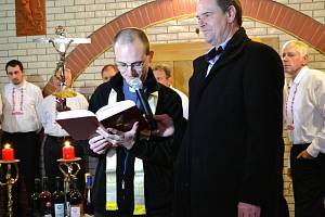 Polešovický farář Petr Souček požehnal mladým vínům.