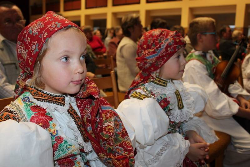 Třetího ročníku pěvecké soutěže Zazpívej, slavíčku, se za doprovodu cimbálovky Pentla zúčastnilo sedmnáct dětí ze Slovácka.