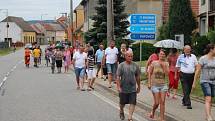 Na protestu proti rozhodnutí zastupitelů odvolat starostku Podolí se sešlo na 100 místních obyvatel. Po shromáždění na radnici se vydali do ulic.