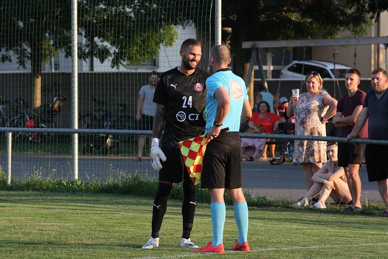 Fotbalisté Prakšic (modrožluté dresy) v I. kole krajského poháru Zlínska podlehli favorizované Nivnici 0:3.