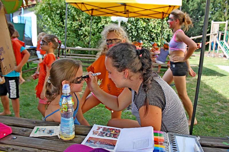 Malí indiáni osídlili hradišťskou Zahradu lišky Bystroušky