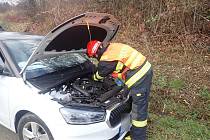 Řidička ve Starém Hrozenkově narazila přetnula dřevěný sloup elektrického vedení. Žena skončila v péči záchranářů.