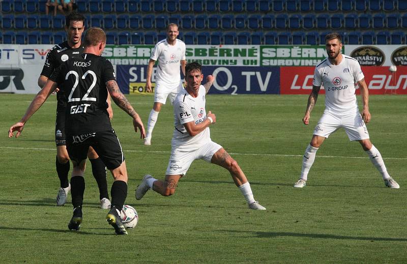 Fotbalisté Slovácka (bílé dresy) se v neděli doma utkali s Hradcem Králové.