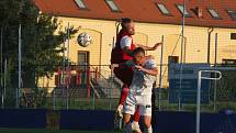 Fotbalisté Slovácka B (bílé dresy) ve středečním vloženém zápase 17. kola MSFL zdolali Viktorii Otrokovice 4:0.