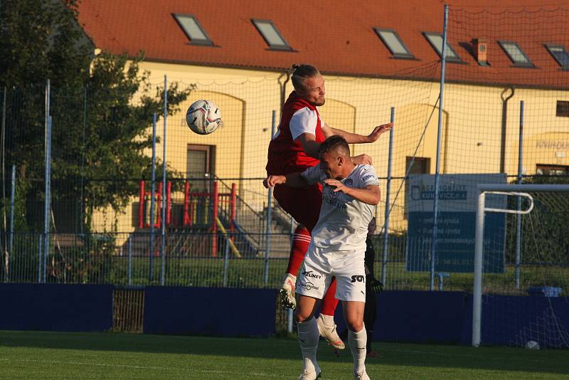 Fotbalisté Slovácka B (bílé dresy) ve středečním vloženém zápase 17. kola MSFL zdolali Viktorii Otrokovice 4:0.