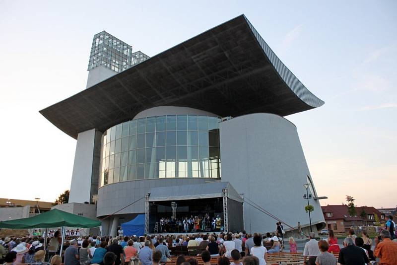 Šest stovek posluchačů se v nedělním podvečeru nechalo ve Starém Městě unášet šestým Velkomoravským koncertem.