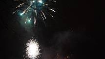 V jeden velký světelný gejzír se o půlnoci ze středy na čtvrtek na přelomu Silvestra a Nového roku  spojilo několik ohňostrojů v centru Uherského Hradiště.