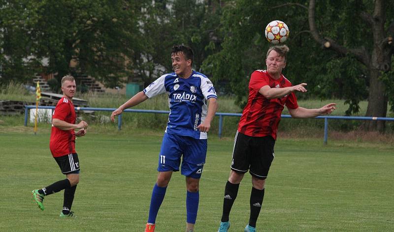 Fotbalisté Babic (červené dresy) ve 25. kole okresního přeboru Uherskohradišťska zdolali předposlední Březolupy 2:0.