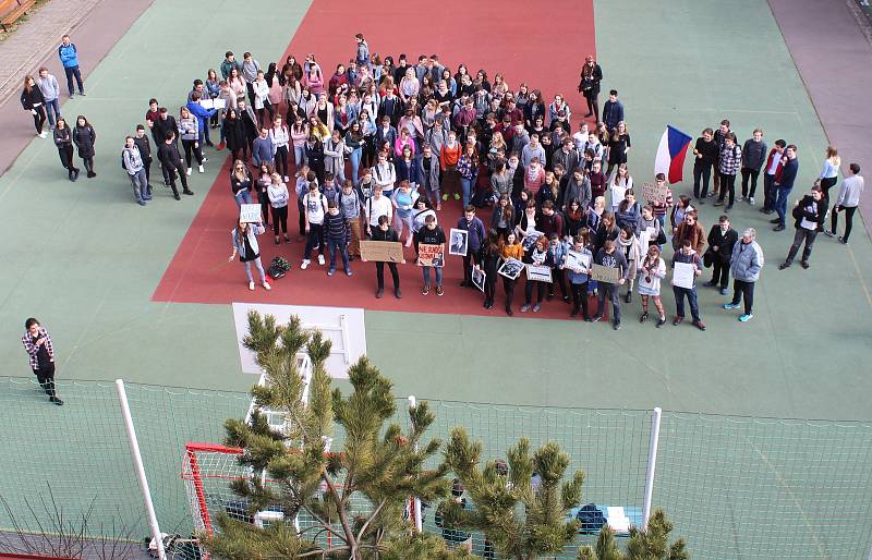 Studenti středních a vysokých škol v poledne vyšli před budovy škol, aby v rámci výzvy Vyjdi ven upozornili na (ne)dodržování ústavních zvyklostí a vyjádřili nesouhlas s přístupem nejvyšších politických činitelů k ústavě.