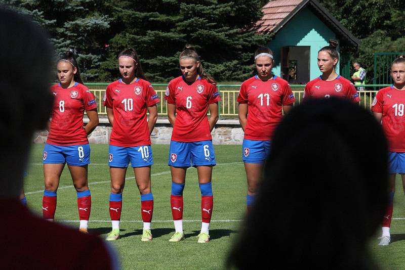 Fotbalistky České republiky do devatenácti let (červené dresy) remizovaly na hřišti v Dolním Němčí se sousedním Slovenskem 1:1.