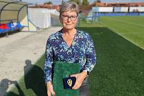 Známá kunovická fotbalová funkcionářka Dana Fišerová před nedělním zápasem dodatečně obdržela cenu Dr. Václava Jíry.