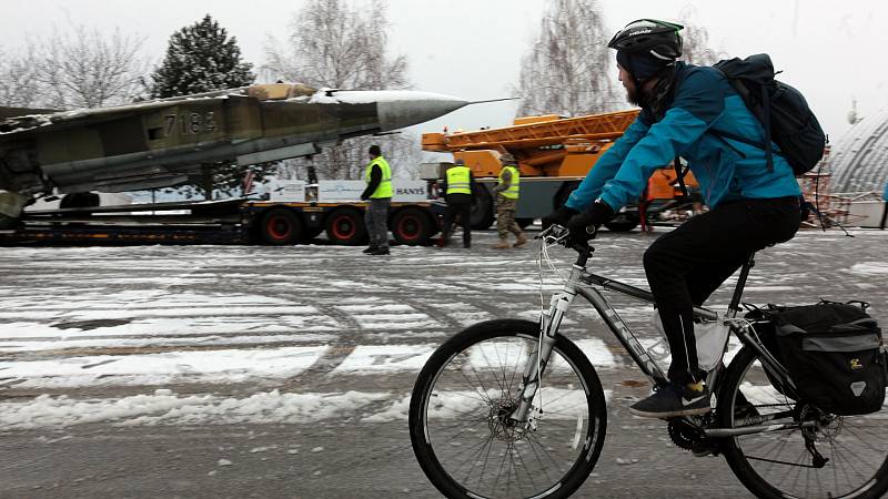 Nadzvuková stíhačka MiG-23MF z pražských Malešic se vykládá v  leteckém Muzeu v Kunovicích.