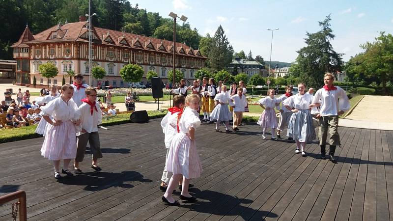  Z Kunovic si do luhačovických lázní si odskočily potěšit milovníky folkloru tři dětské soubory.