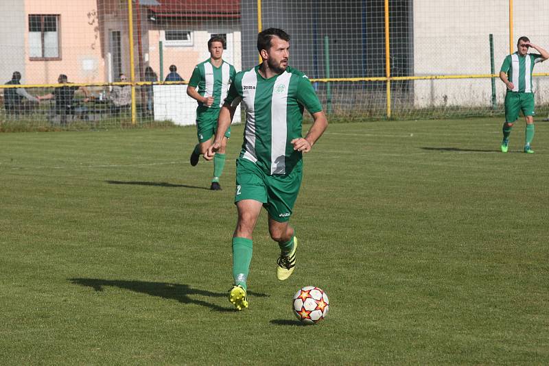 Fotbalisté Ostrožské Nové Vsi (zelenobílé dresy) ve 12. kole I. B třídy skupiny C zdolal Polešovice 2:1.