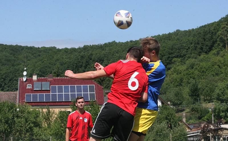 Fotbalisté Prakšic (modré dresy) vstoupili do nové sezony domácí výhrou nad Babicemi 1:0.