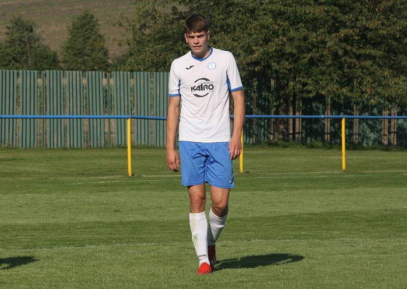 Fotbalisté Slavkova (modré dresy) v 7. kole I.B třídy přehráli oslabený Tlumačov 3:0.