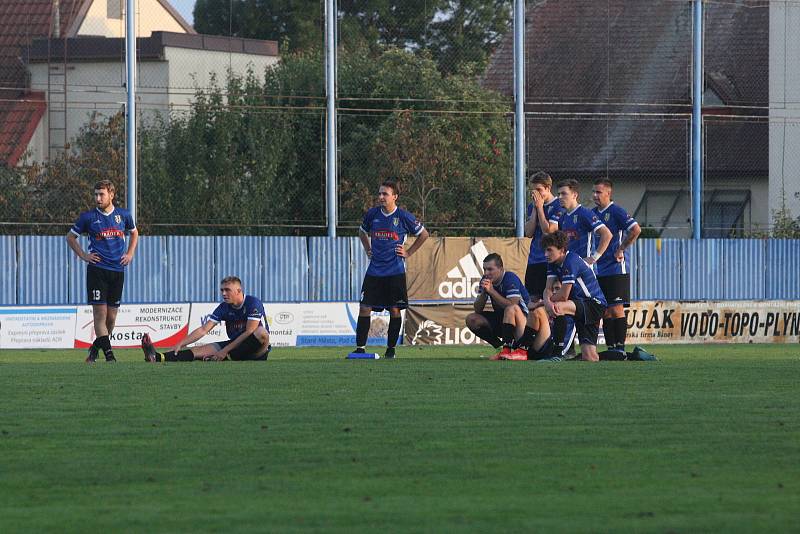 Fotbalisté Starého Města (modré dresy) ve čtvrtfinále Poháru Zlínského KFS zdolali Boršice na pokutové kopy. Dramatický duel sledovalo 550 diváků.