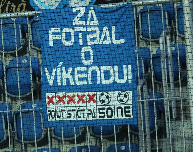 Fotbalisté Slovácka (v bílých dresech) v předehrávce 12. kola FORTUNA:LIGY hostili liberecký Slovan.