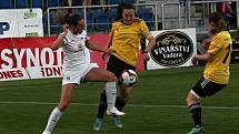 Fotbalistky Slovácka (v bílých dresech) na Městském stadionu Miroslava Valenty zdolaly Horní Heršpice 2:1.