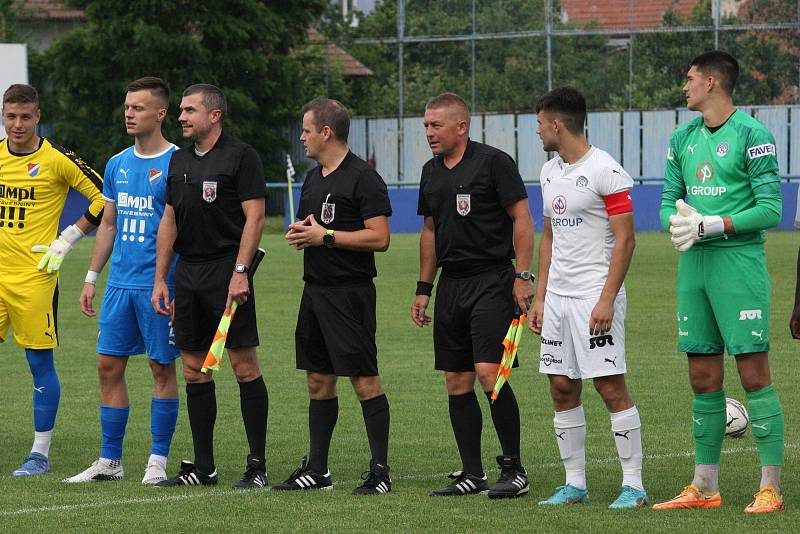 Fotbalisté Slovácka B (bílé dresy) v páteční předehrávce 32. kola MSFL remizovali na hřišti v Kunovicích s juniorkou Ostravy 2:2.