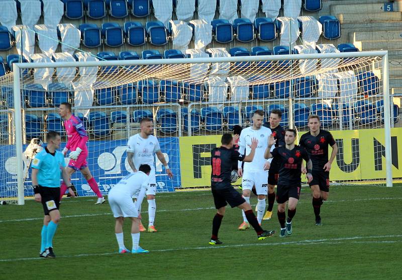 Fotbalisté Slovácka (v bílých dresech) se ve šlágru 21. kola FORTUNA:LIGY utkali s vedoucí Slavií.