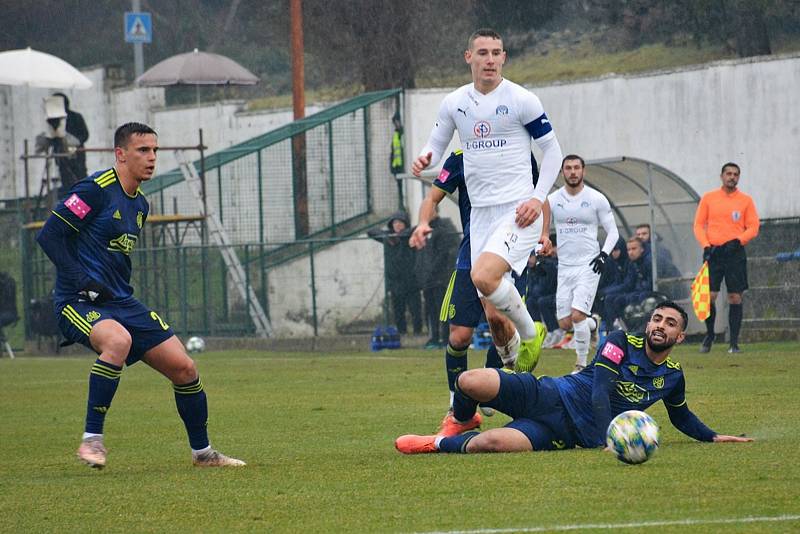 Fotbalisté Slovácka (bílé dresy) proti Dinamu Záhřeb