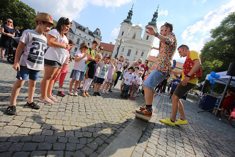 Magic festival 2018 v Uherském Hradišti. Kouzelné náměstí na Masarykově náměstí. Kouzelník Mišuge a Maxi  (vpravo)