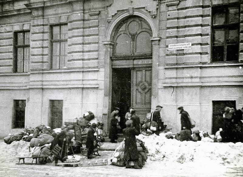 Shromaždiště k deportaci Židů v Uherském Brodě - před gymnáziem, leden 1943.