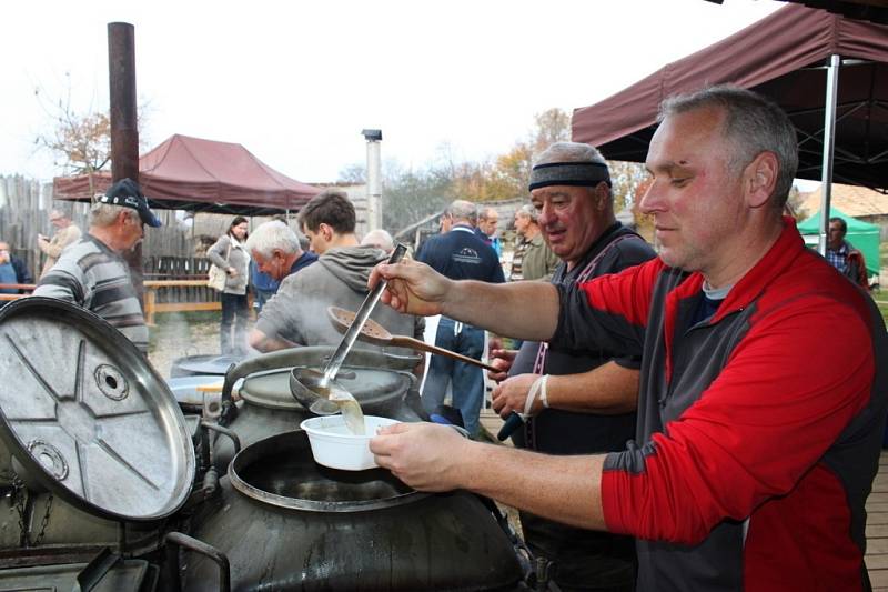 Speciality z pašíků, košt pálenek a dobrá zábava přilákaly v sobotu do skanzenu 800 návštěvníků.