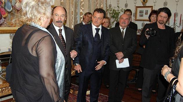 Hostem slavnostního večera na zámku Alessandra Alagii (na snímku uprostřed) byl i fotograf Jadran Šetlík (vlevo od A. Alagii) operní zpěvačka Marie Párová (vlevo od J. Šetlíka)