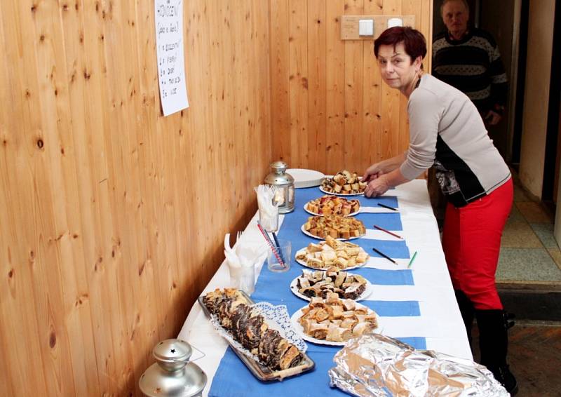 Zimní setkání Salašanů umocnila ochutnávka domácí zabijačky a štrúdlů. Jen jeden byl ale s jablky.