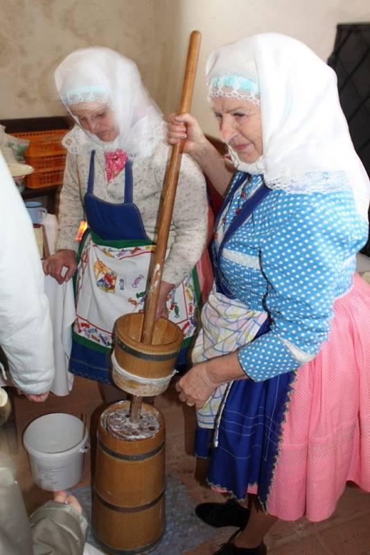 Tetky z Ježova zpívaly, stloukaly máslo a mazaly s ním chleba. 