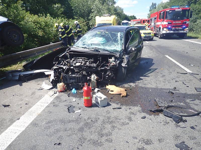 Tragická nehoda na silnici mezi obcemi Popovice a Veletiny.