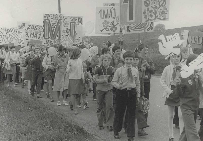 PRVOMÁJOVÝ PRŮVOD. Povinně nepovinně se až do roku 1989 také Dolněmčané zapojovali do adorace Svátku práce v prvomájových průvodech. Ty od půli 70. let minulého století vycházely z areálu národního podniku Svit a po zhruba dvoukilometrovém pochodu vesnicí